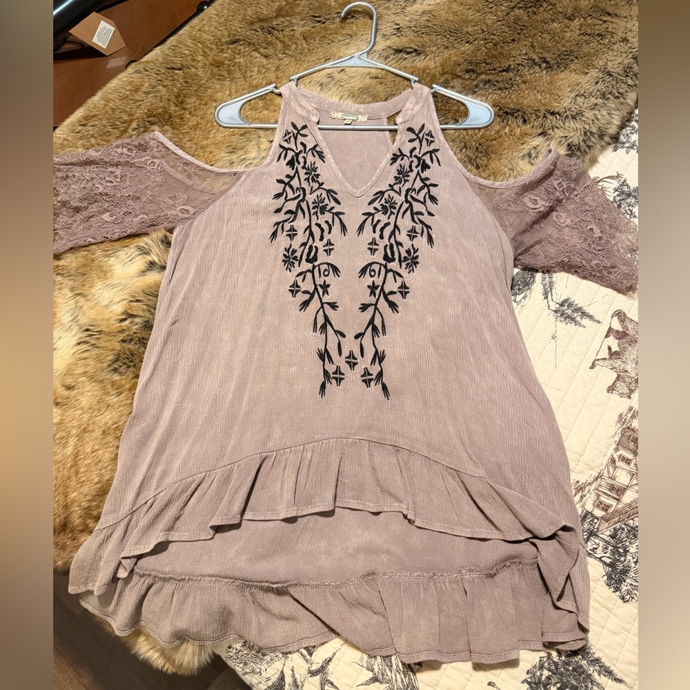 Gimmicks from Buckle Cold-Shoulder Embroidered Ruffle Women's Top brownish/mauve